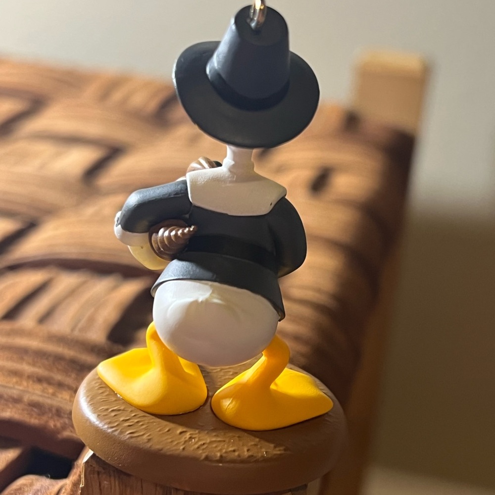 Donald Duck Hallmark Thanksgiving Ornament. NWT - Picture 5 of 6